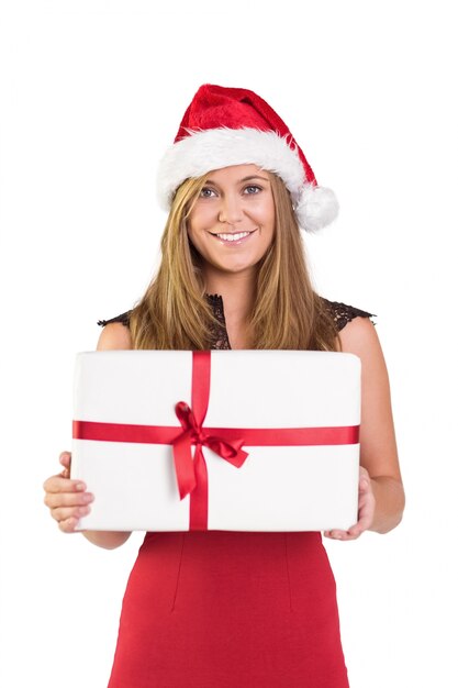 Blonde festive montrant un cadeau