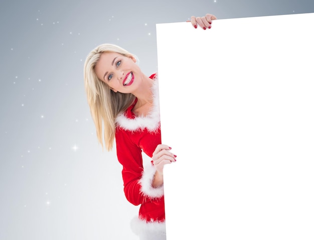 Blonde festive montrant une carte blanche sur fond de vignette