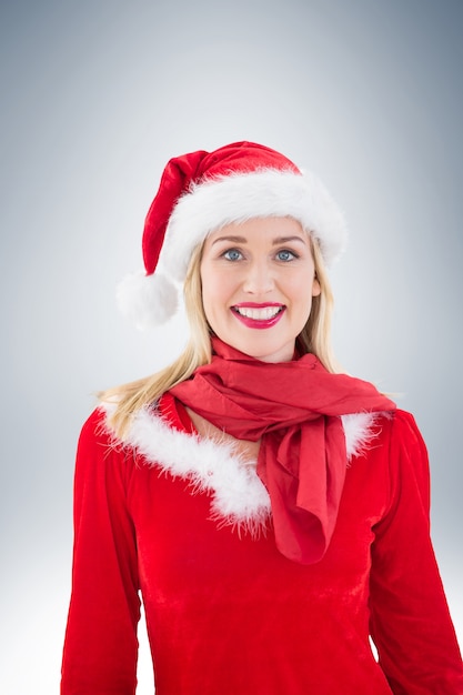 Blonde festive, souriant à la caméra