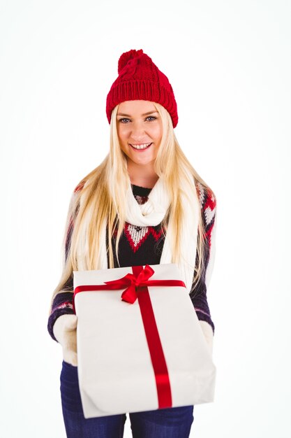 Blonde festive tenant un cadeau