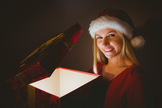 Photo blonde festive tenant un cadeau