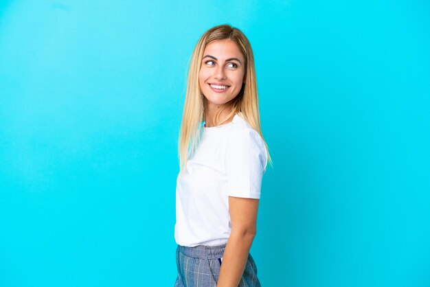 Blonde fille uruguayenne isolée sur fond bleu Portrait