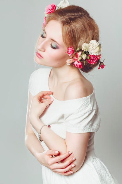 Blonde avec des fleurs dans les cheveux.