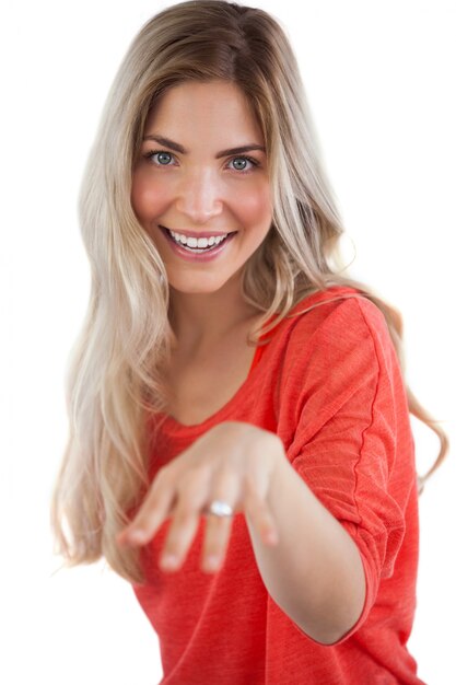 Blonde jeune femme avec une bague de fiançailles