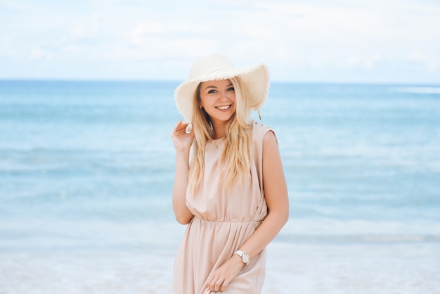 blonde jeune femme sur la plage