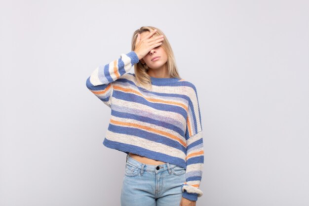 Blonde jeune jolie femme avec pull rayé