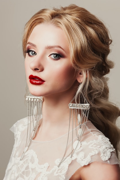 blonde jeune mariée avec des boucles d'oreilles élégantes