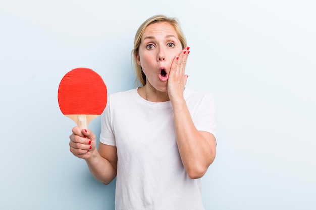 Blonde jolie femme ping-pong et sport concept