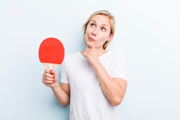 Blonde jolie femme ping-pong et sport concept