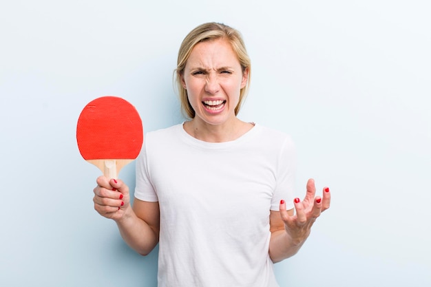 Blonde jolie femme ping-pong et sport concept