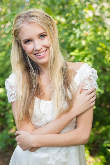 Photo blonde jolie mariée, souriant à la caméra