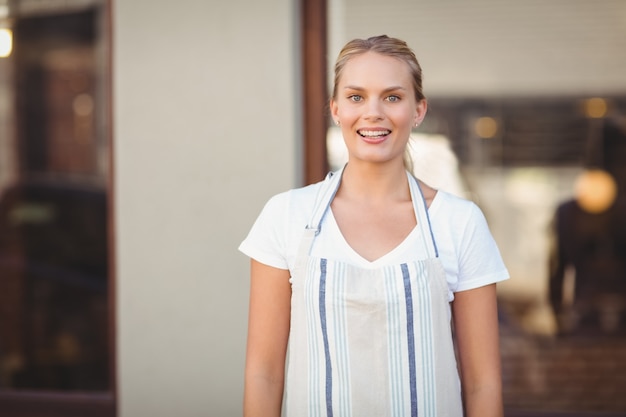 Blonde jolie serveuse souriante