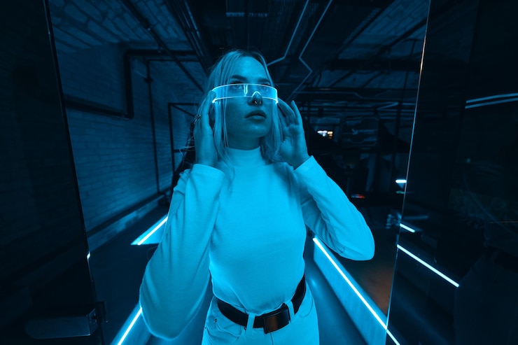 Photo une blonde à lunettes fluo qui se trouve dans une pièce avec une lumière bleue
