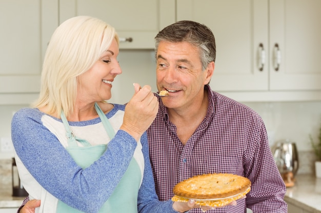 Blonde mature heureuse alimentation tarte au mari