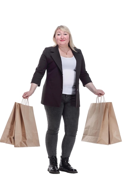 Blonde mature woman with shopping bags isolé sur fond blanc