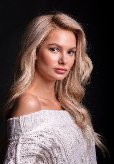 Blonde, portrait en studio d'une jeune fille