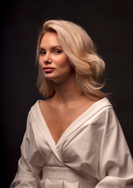 Blonde, portrait en studio d'une jeune fille