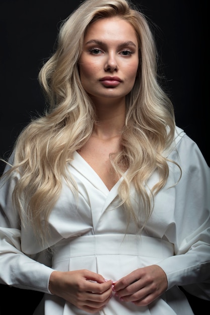 Blonde, portrait en studio d'une jeune fille