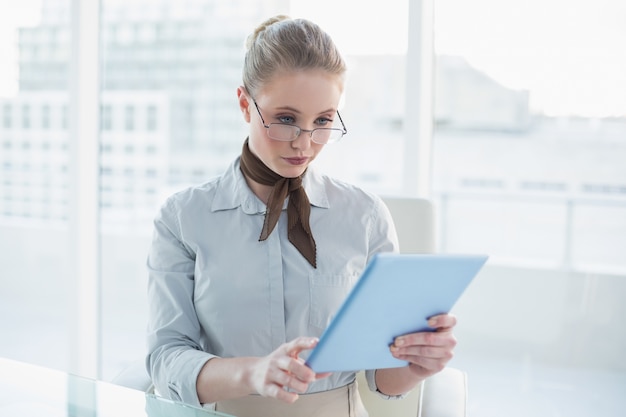 Blonde poupe femme regardant la tablette