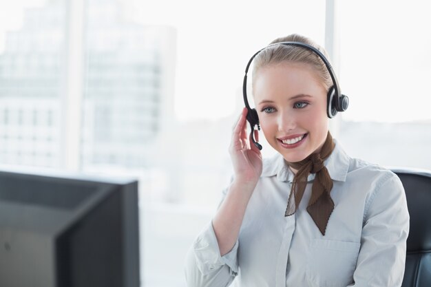 Blonde séduisante femme d&#39;affaires portant un casque