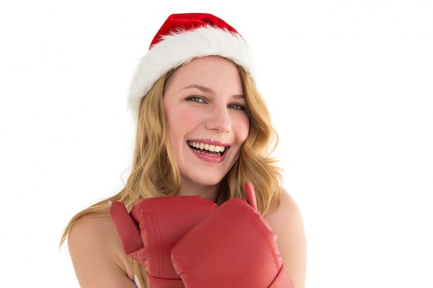 Blonde souriante, portant des gants de boxe rouges