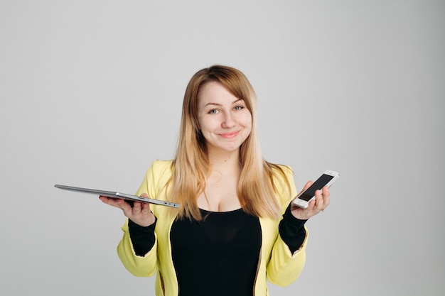 Blonde avec tablette et téléphone portable