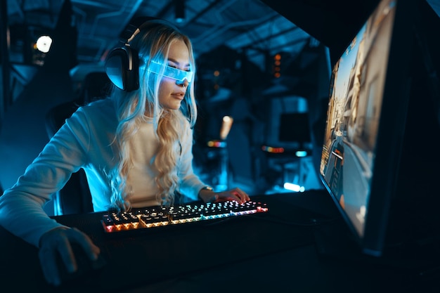 Blondea joue aux cyber-jeux à la manière virtuelle