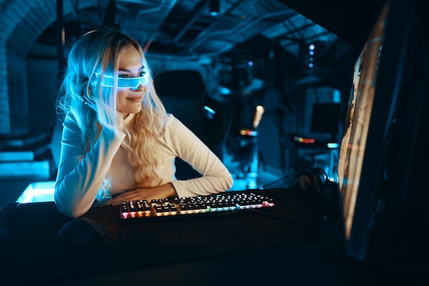 Blondea joue aux cyber-jeux à la manière virtuelle