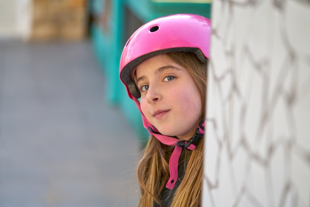 Blonk kid skate girl casque portrait souriant