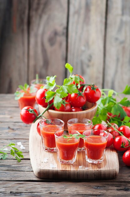 Bloody mary cocktail sur la table en bois