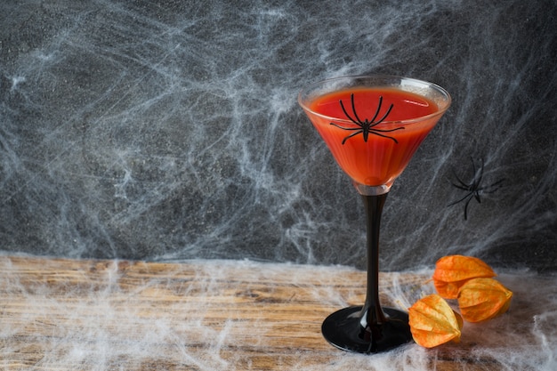 Bloody Mary cocktail, toile d'araignée pour Halloween,