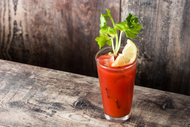 Bloody Mary cocktail en verre sur table en bois