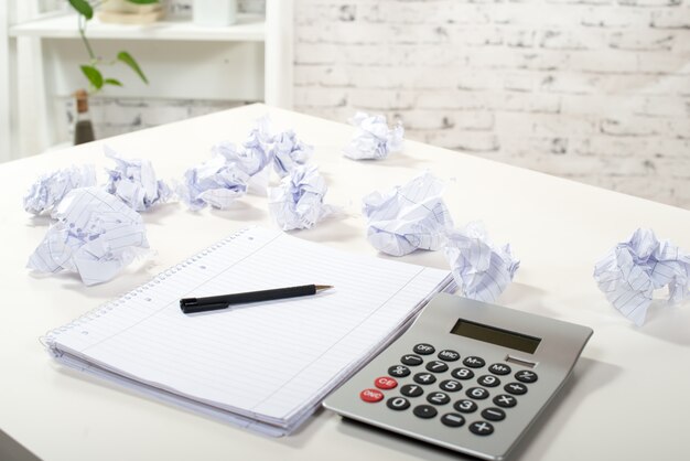 Bloquer des notes avec du papier froissé