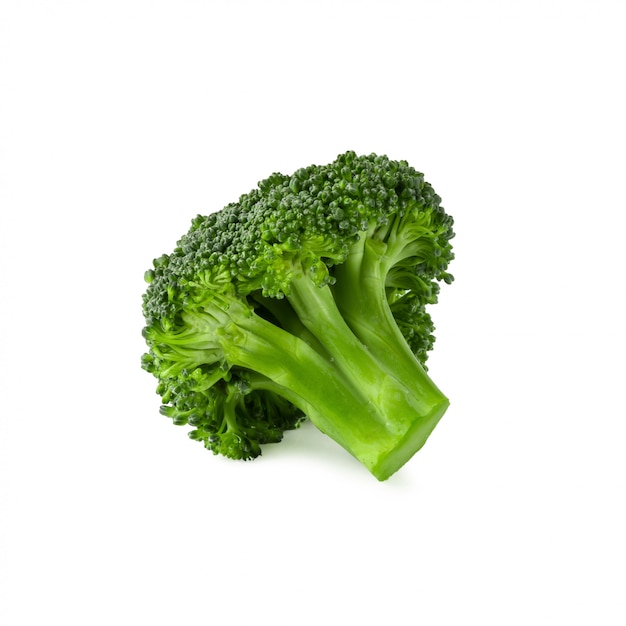 Bloquez les blocs de brocoli frais ou frais Kerry sain pour la cuisson isolé sur blanc