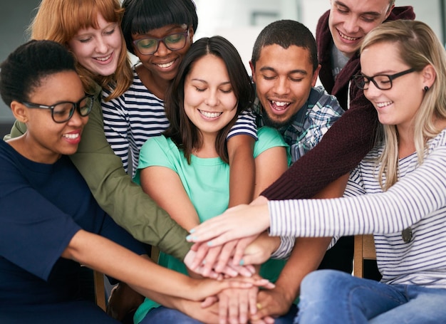 Blottis autour du bonheur Photo d'un groupe de personnes joignant leurs mains