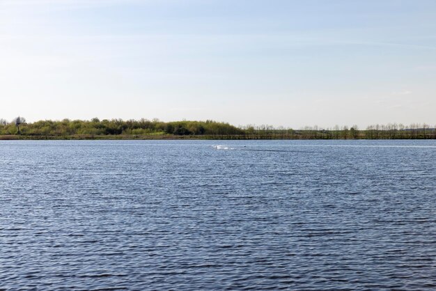 Éblouissement de la lumière du soleil sur la surface de l'eau du lac