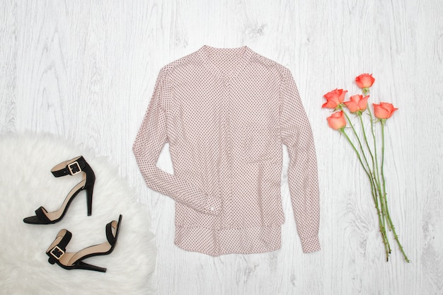 Blouse beige, chaussures et orange de roses