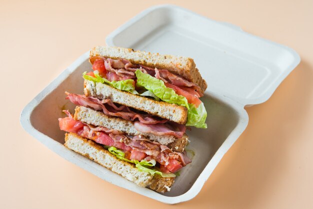 Un BLT est un type de sandwich, du nom des initiales de ses ingrédients principaux, bacon, laitue et tomate