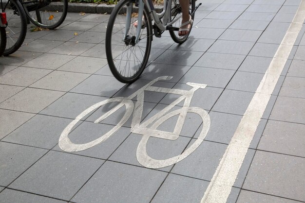 Photo blue bike lane symbole et cycliste sur la rue francfort allemagne