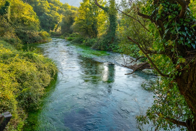 Blue Eye est un débit de source d'eau compris entre 2 et 18 m3 / s. District de Delvine, Albanie.