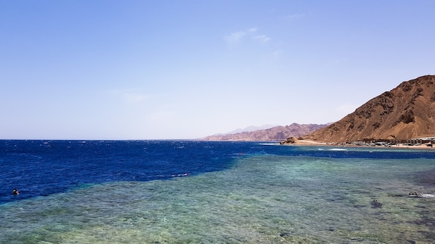 Le Blue Hole est un spot de plongée populaire dans l'est du Sinaï. Station balnéaire ensoleillée sur la mer Rouge à Dahab. Une destination touristique célèbre près de Charm el-Cheikh. Rayon de soleil brillant.