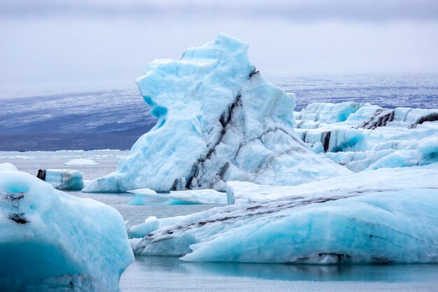 Blue Ice sur la rive de la lagune de glace en Islande