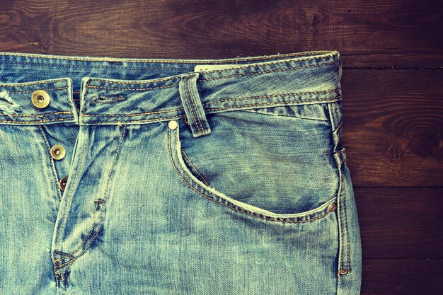 Blue jeans sur fond en bois