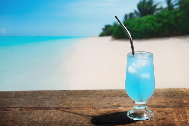 Blue lagoon cocktail alcoolisé Plage tropicale des Maldives sur fond Espace de copie