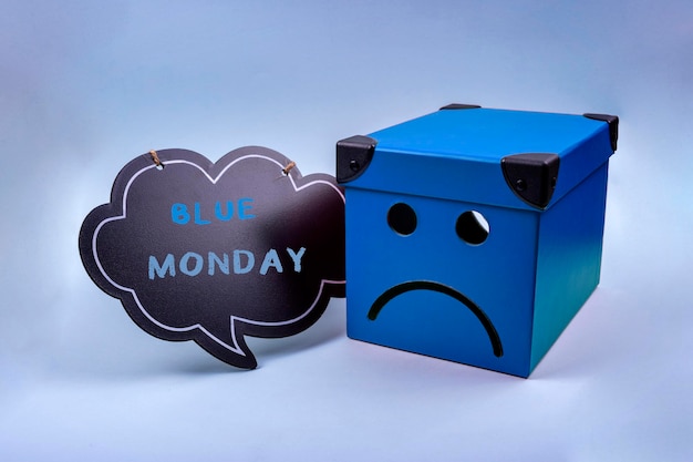 Blue Monday concept Boîte bleue triste avec nuage comique avec message