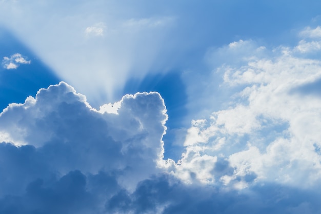 Blue Sky Cloud comme le paradis avec rayon de lumière