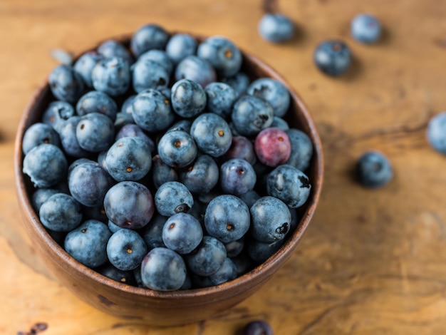 Blueberry dans un bol sur la table de pays