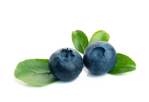 Photo blueberry deux bleuets frais avec des feuilles isolées sur fond blanc avec un chemin de coupe