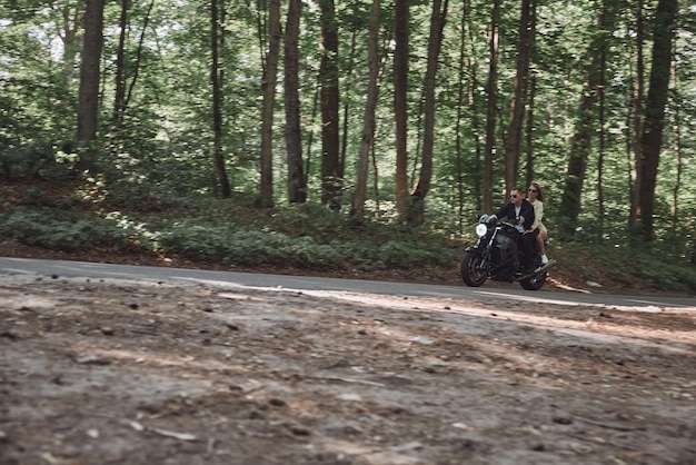 Blurred Motion Jeune couple sur une moto sans casque sur la route à grande vitesse conduite dangereuse en mouvement