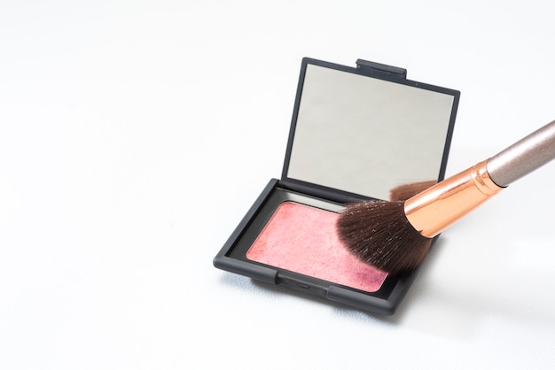 Blush avec miroir et pinceau à appliquer sur fond blanc